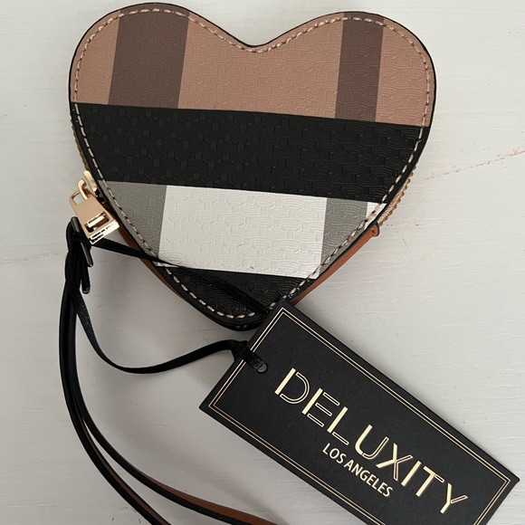deluxity Handbags - Deluxity Heart Wristlet